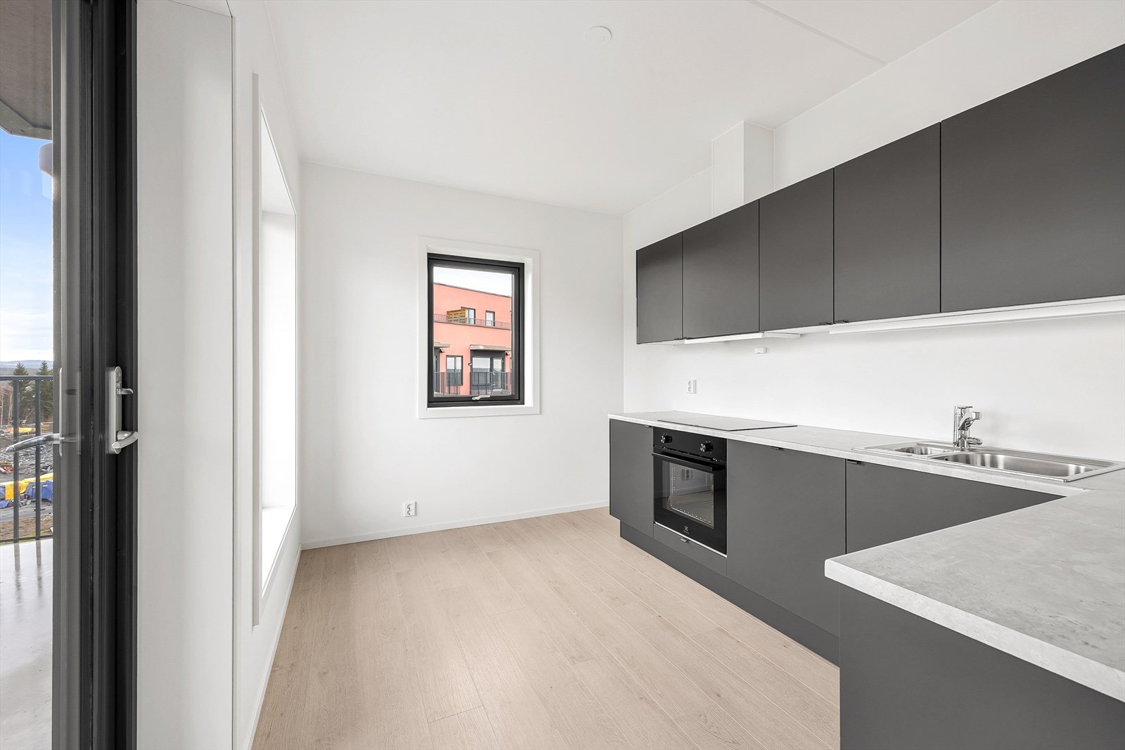 Her er det integrert stekeovn, platetopp og opplegg for oppvaskmaskin. Galleribilde