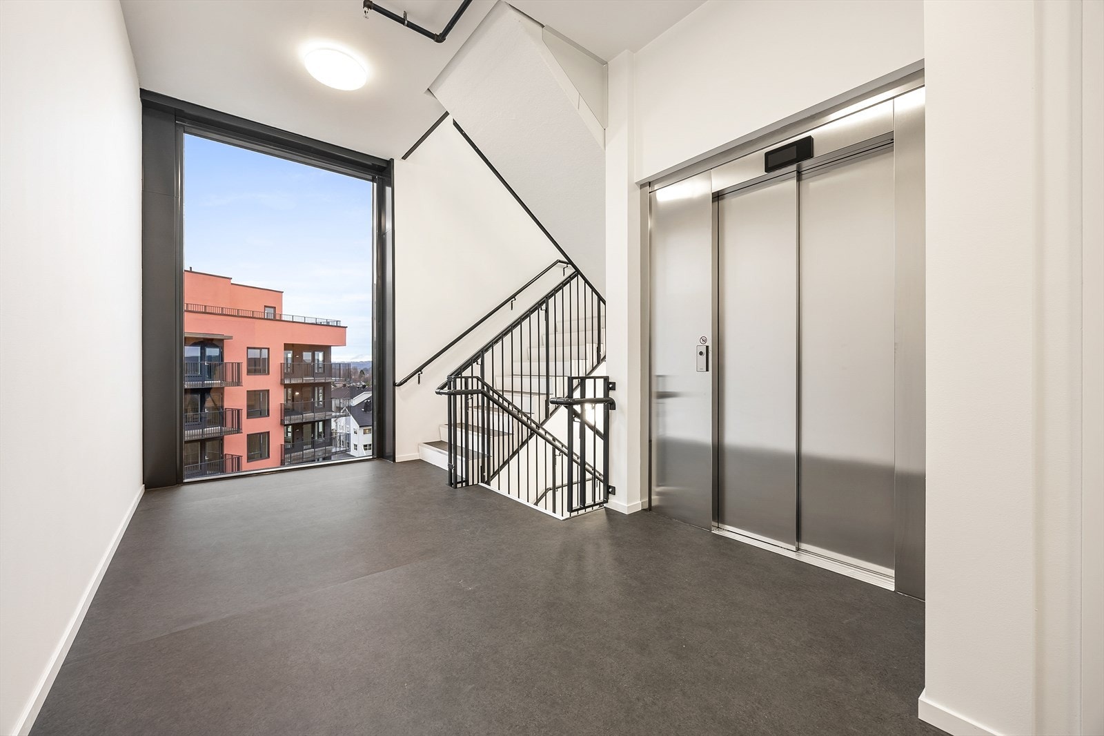 Bygget har heis som tar deg enkelt og trinnfritt opp til leiligheten. Galleribilde