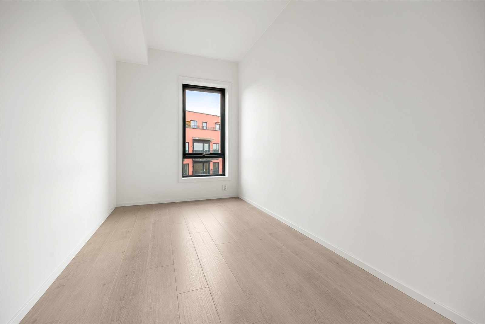 Gjennomgående lys eikeparkett og malte flater gir et helhetlig inntrykk. Galleribilde