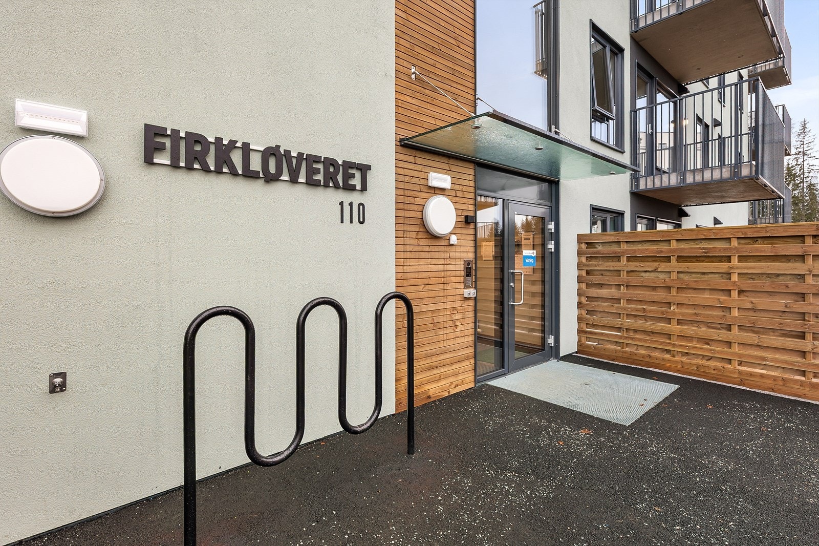 Velkommen til boligprosjektet Firkloveret. Her er det også sykkelparkering ved inngangen. Galleribilde