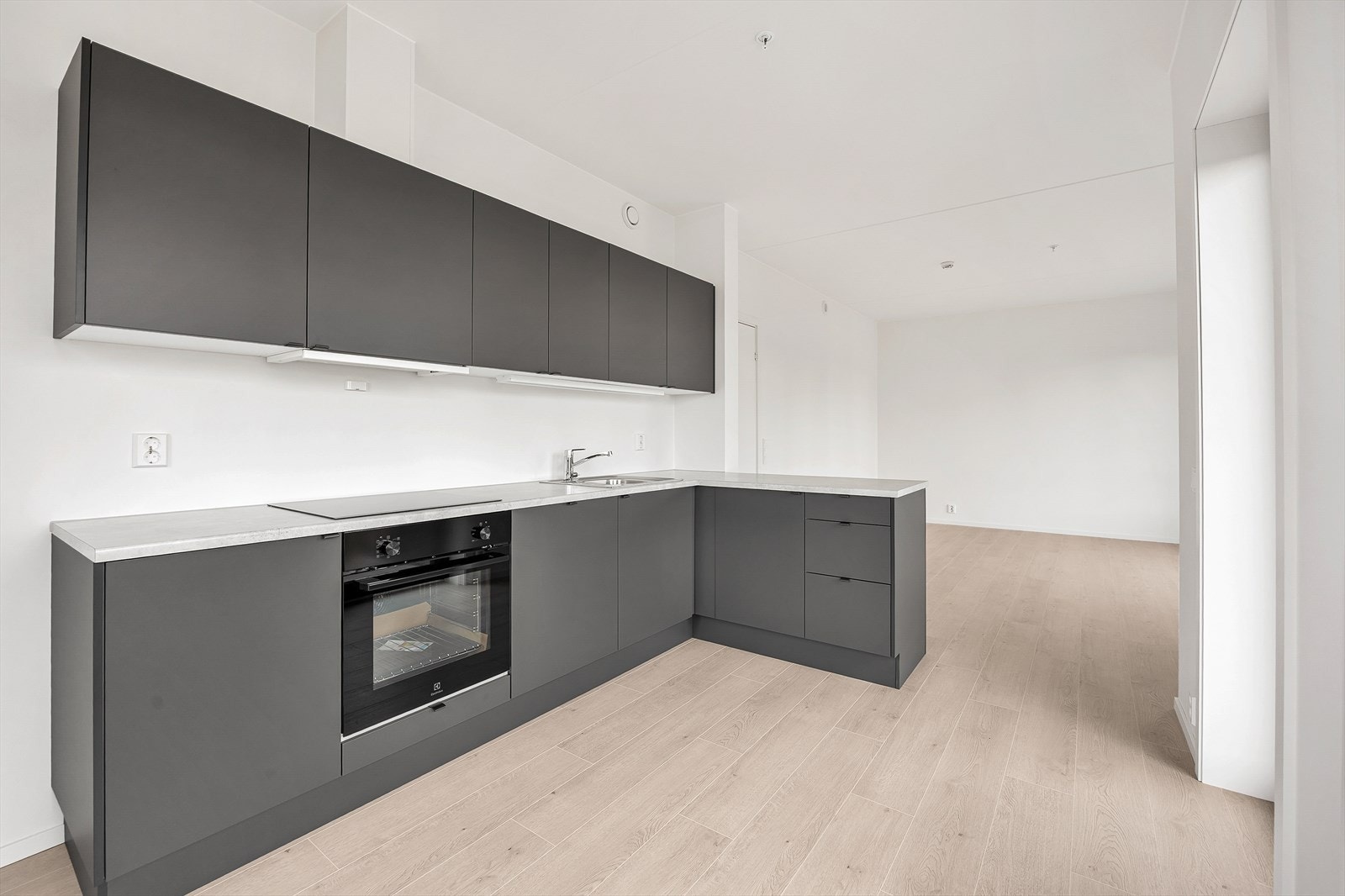 Det moderne kjøkkenet er praktisk utformet med rikelig skap- og benkeplass. Galleribilde