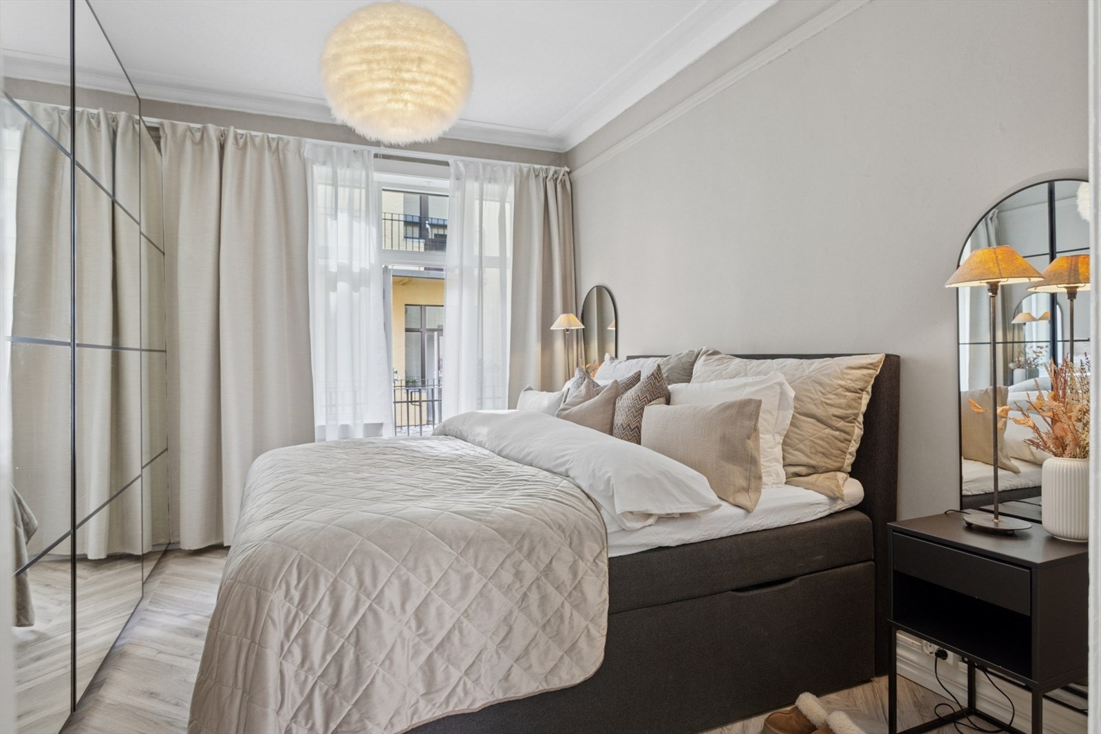 Soverom med plass til dobbeltseng, nattbord og en smart garderobeløsning, som utnytter plassen på en praktisk og elegant måte. Fra soverom har du utgang til sørøstvendt-balkong. Galleribilde