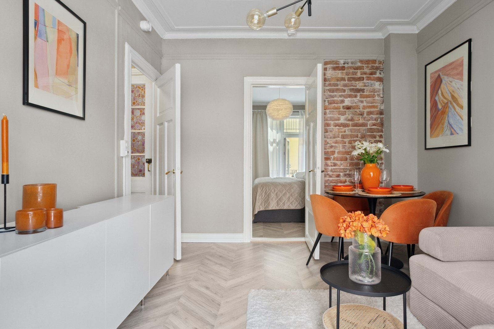 Vegger malt i tidsriktige farger, og gulv i fiskebensparkett. Galleribilde