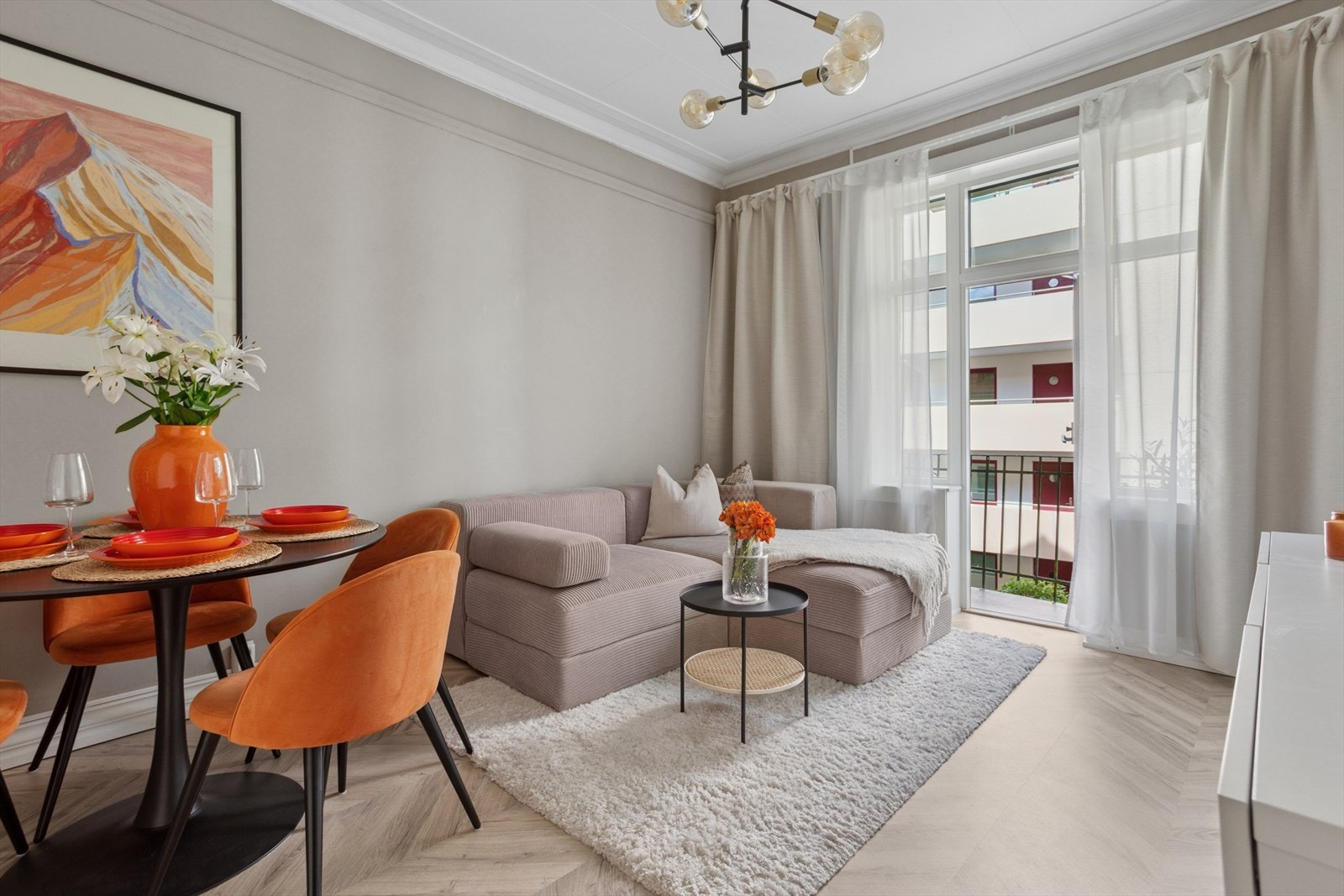 Lys og behagelig stue med store vindusflater som slipper inn rikelig med naturlig lys. Galleribilde