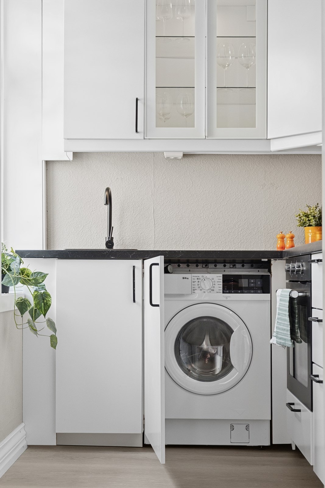 Vaskemaskin utstyrt på kjøkkenet. Galleribilde