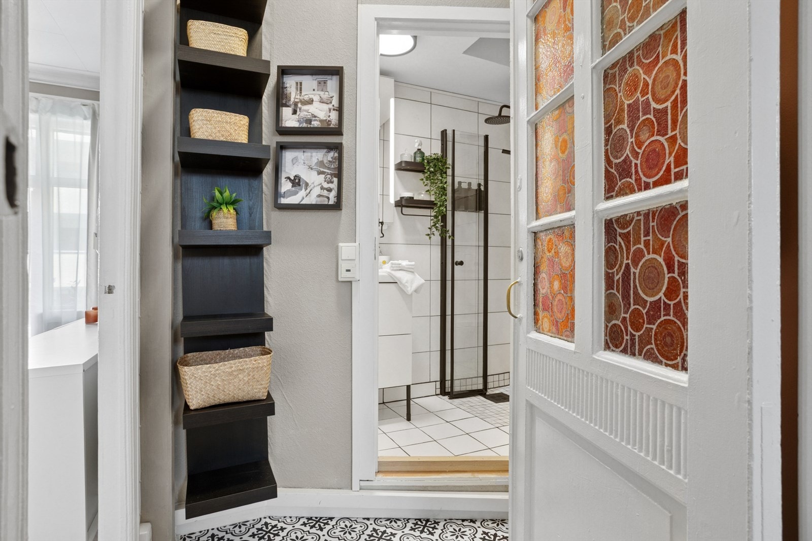 Entré med direkte inngang til baderom og stue. Galleribilde