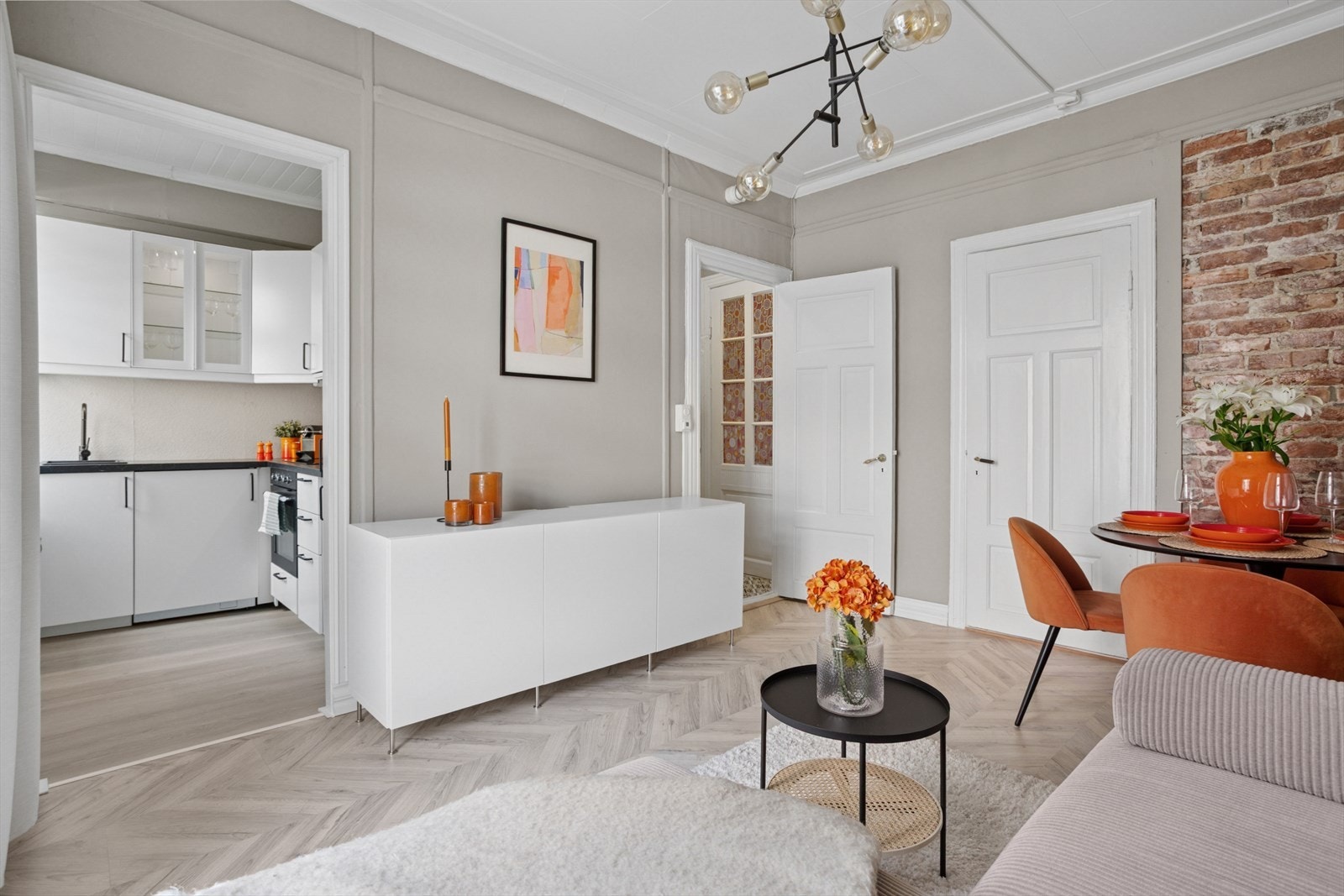 Direkte tilknytning til både kjøkken, soverom og entré- gjør stuen til knytepunktet i leiligheten. Galleribilde