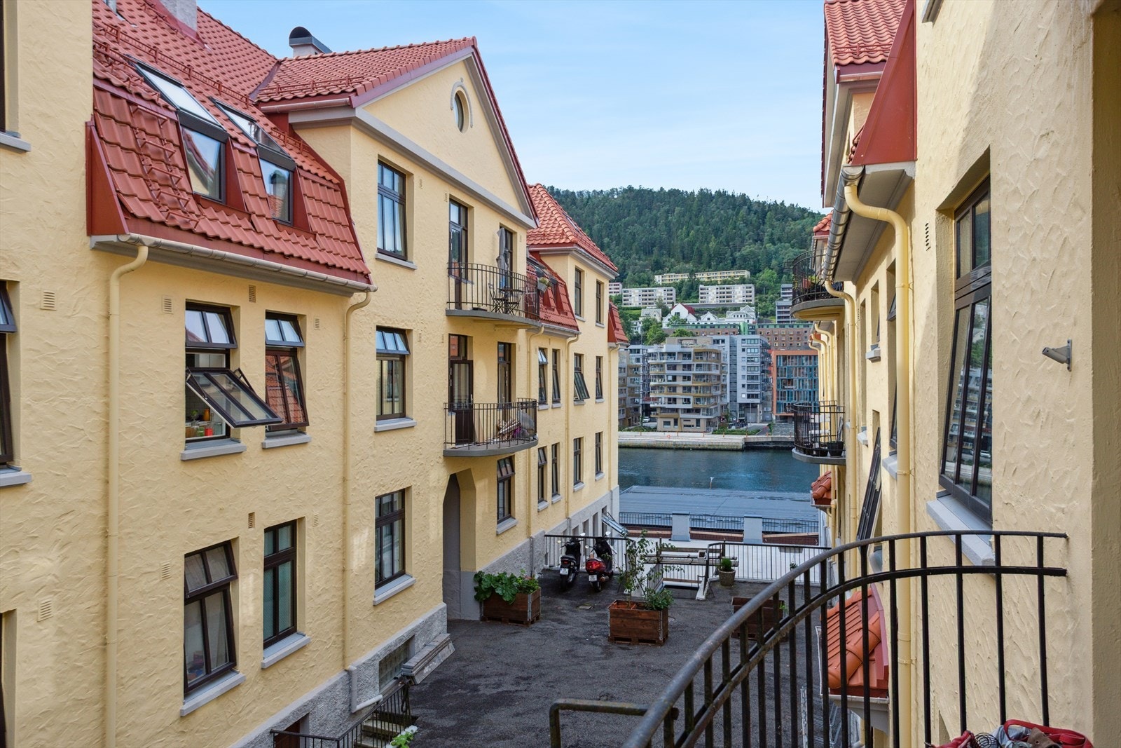 Sjarmerende boligbygg med attraktiv beliggenhet på Møhlenpris. En leilighet med gangavstand til Bergen sentrum. Galleribilde