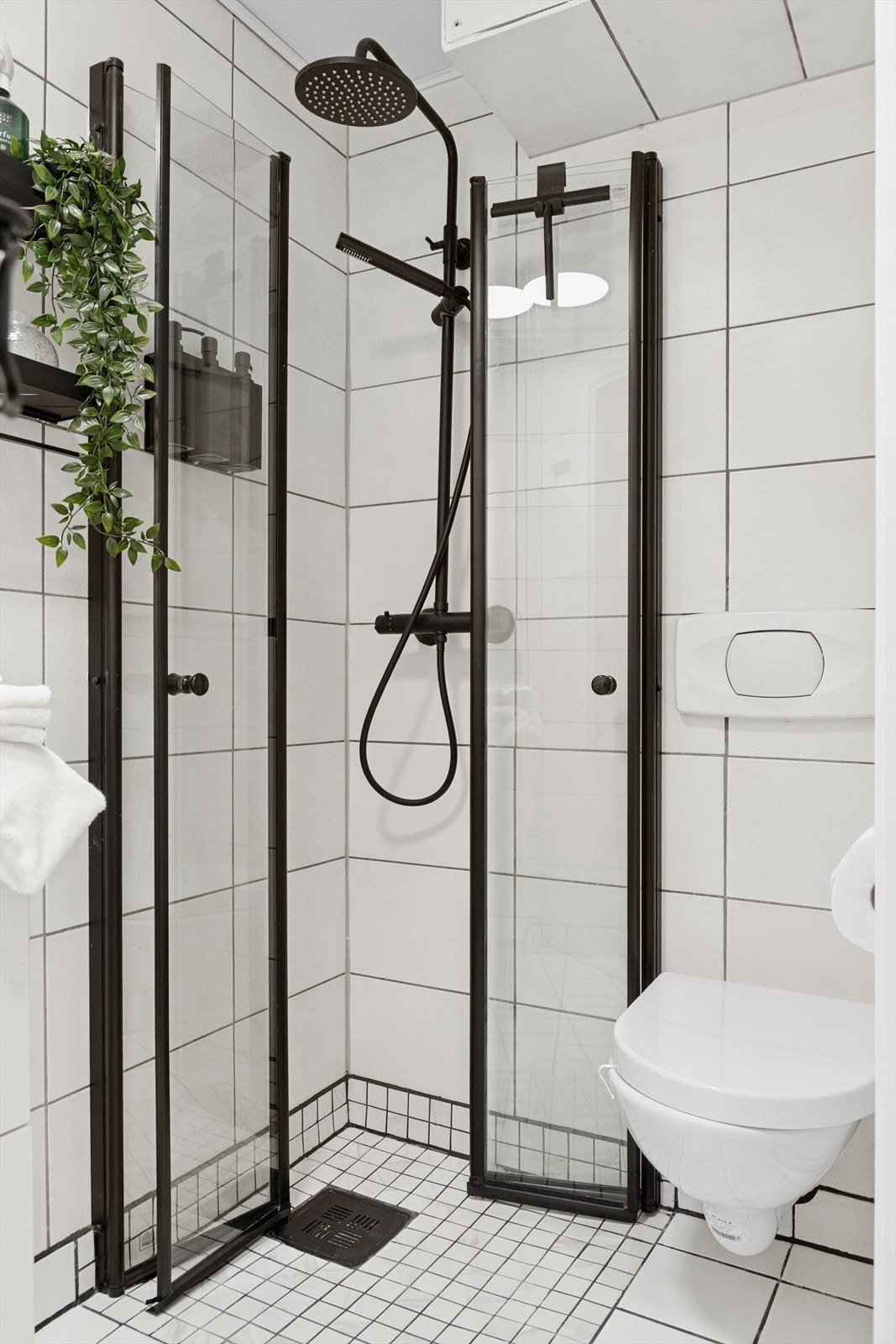 Stilrent bad med vegghengt toalett. Galleribilde