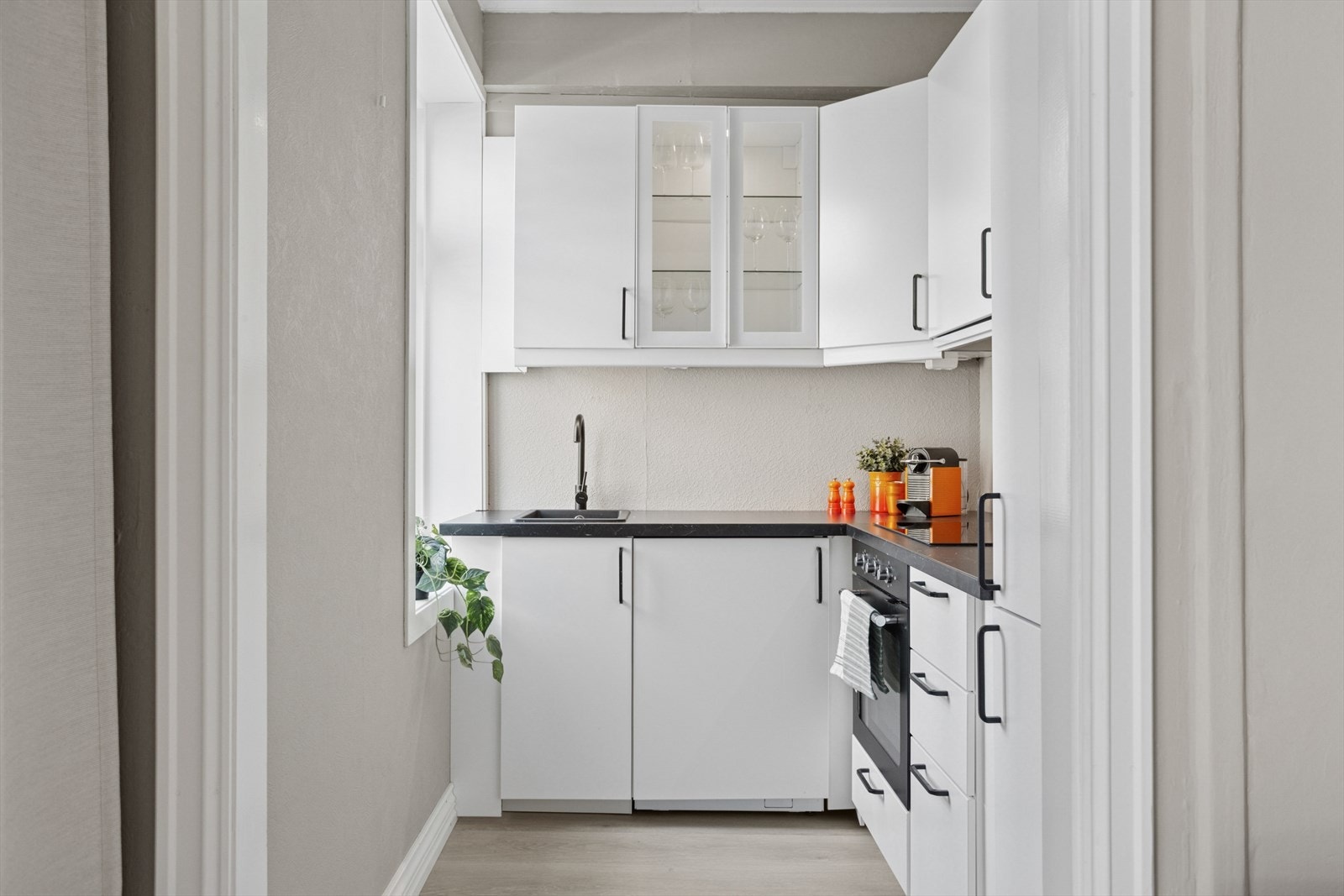 Stilrent kjøkken med god skap- og benkplass. Galleribilde