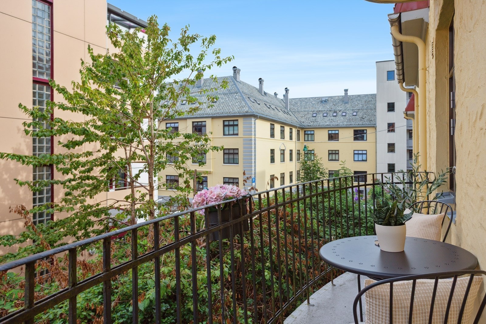 Balkong med plass til stoler og et lite bord for å nyte morgenkafféen. Galleribilde