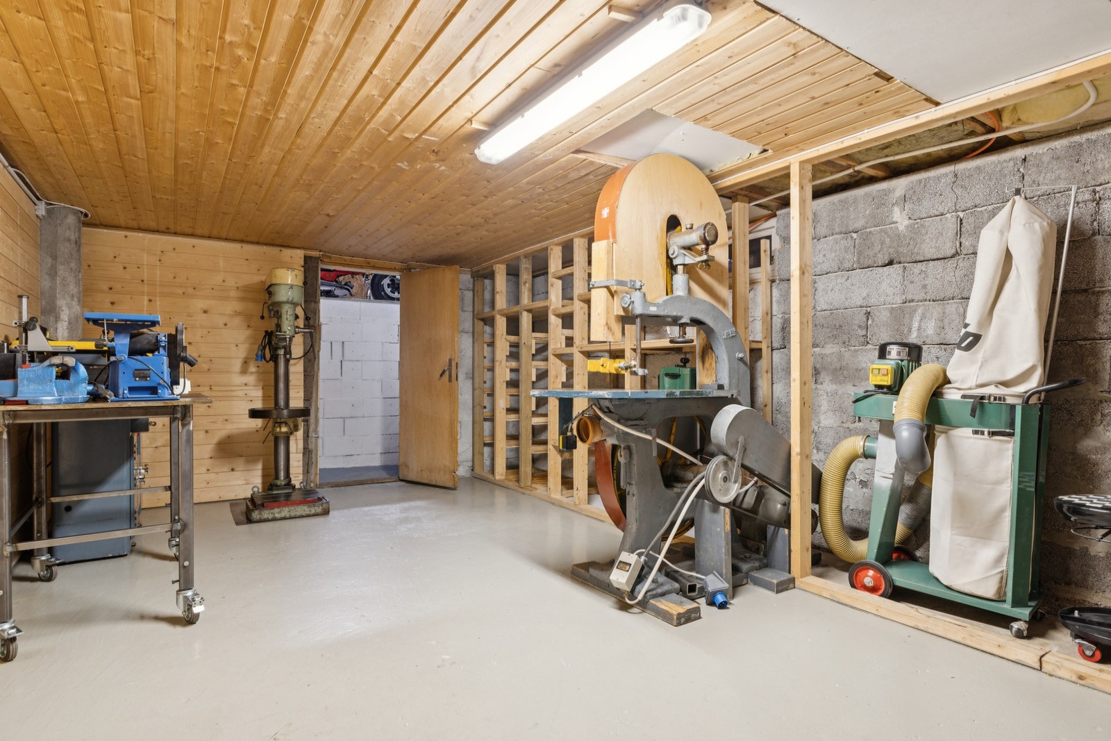 For alle praktiske årsaker er det tørrskodd adkomst til garasjen herfra via trapp. Galleribilde