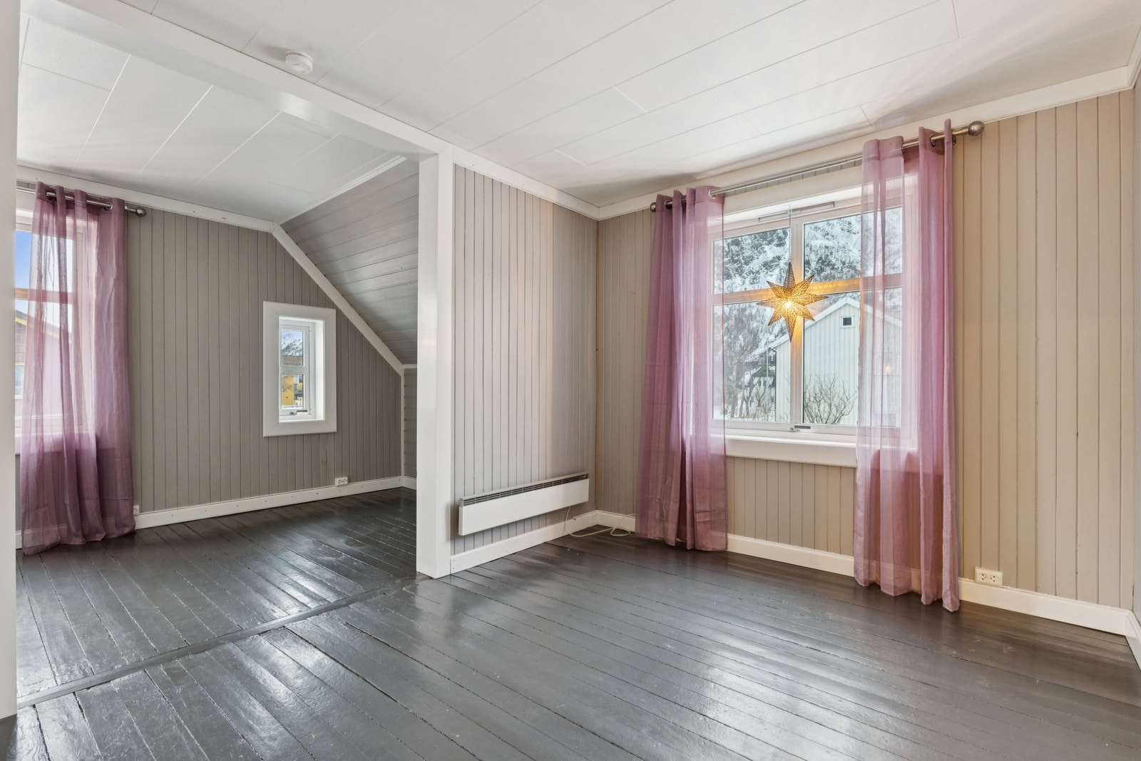 Loftetasjen har frem til nylig vært utleid som hybel, og byr på en inndelt stue, kjøkken, bad og soverom. Galleribilde