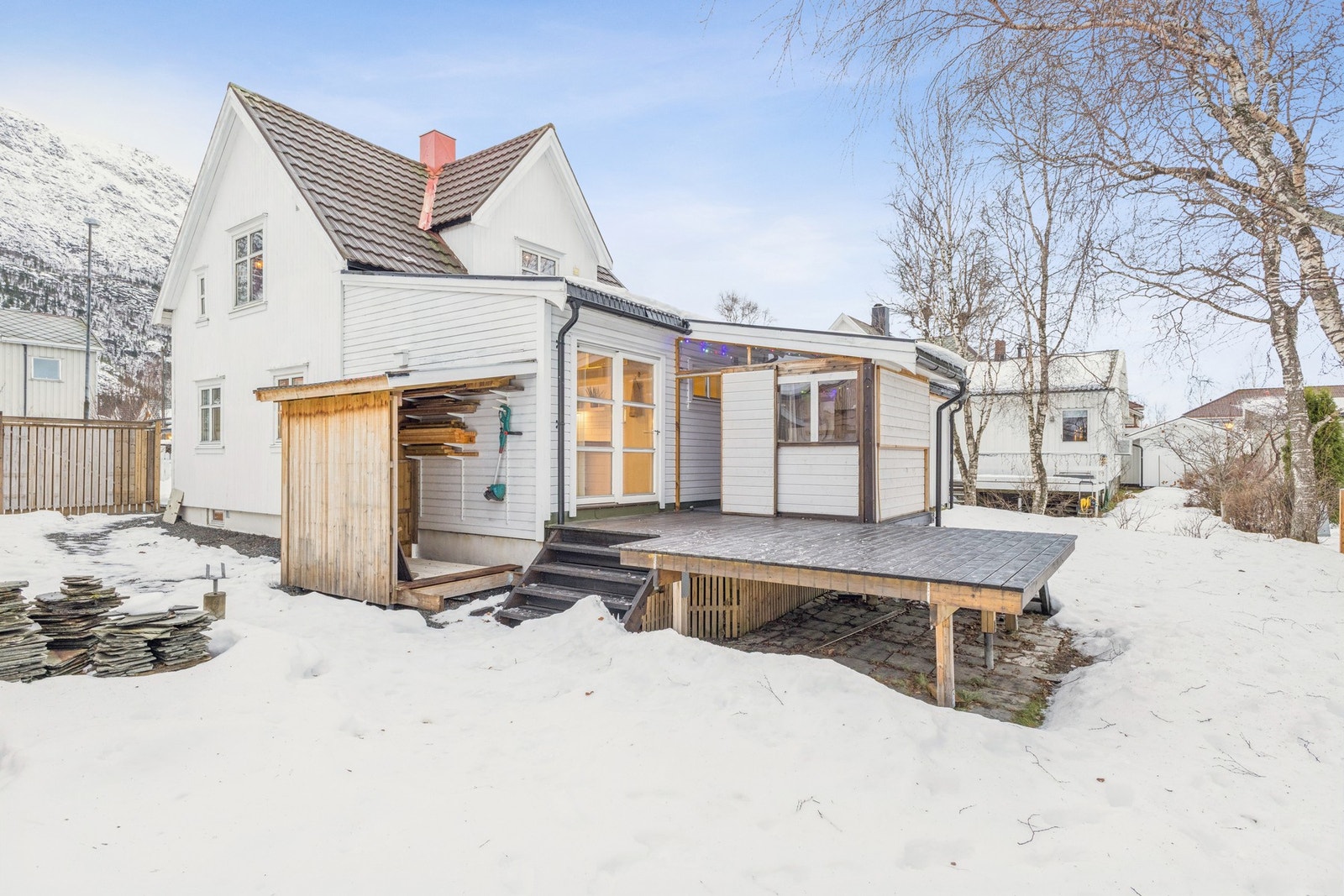 Eiendommen har et uteareal med en hage av grei størrelse. Det er påbegynt arbeider på terrassen som ny eier kan fullføre. Tomtearealet er på ca. 427 m². Galleribilde