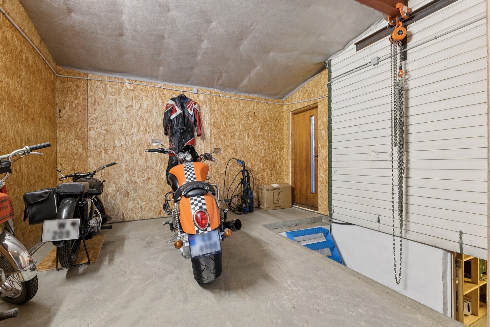 Trapp ned til snekkerverkstedet og dør ut til boligens bakside. Galleribilde