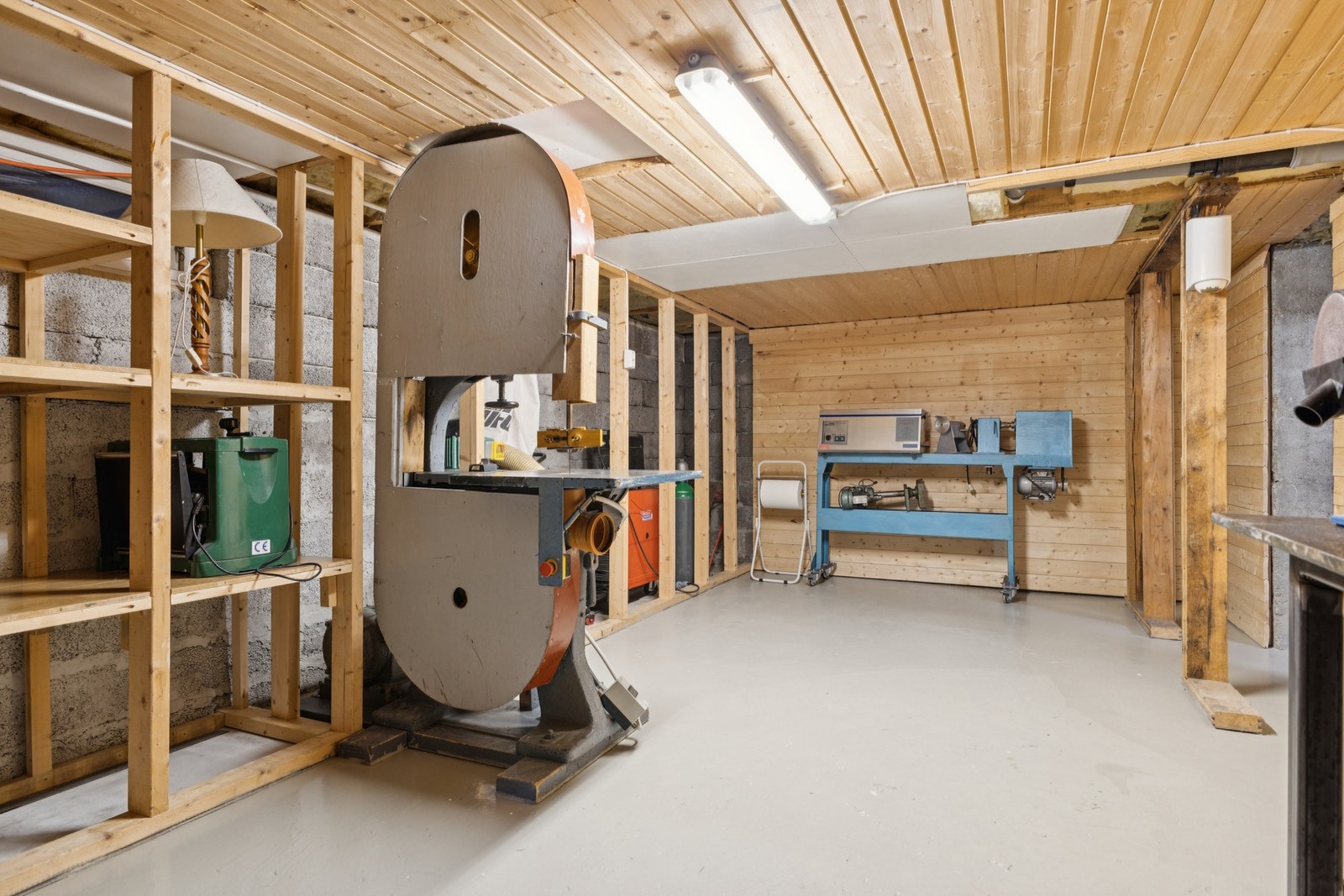 Denne delen av kjelleren har vært brukt som snekkerverksted og hobby. Galleribilde