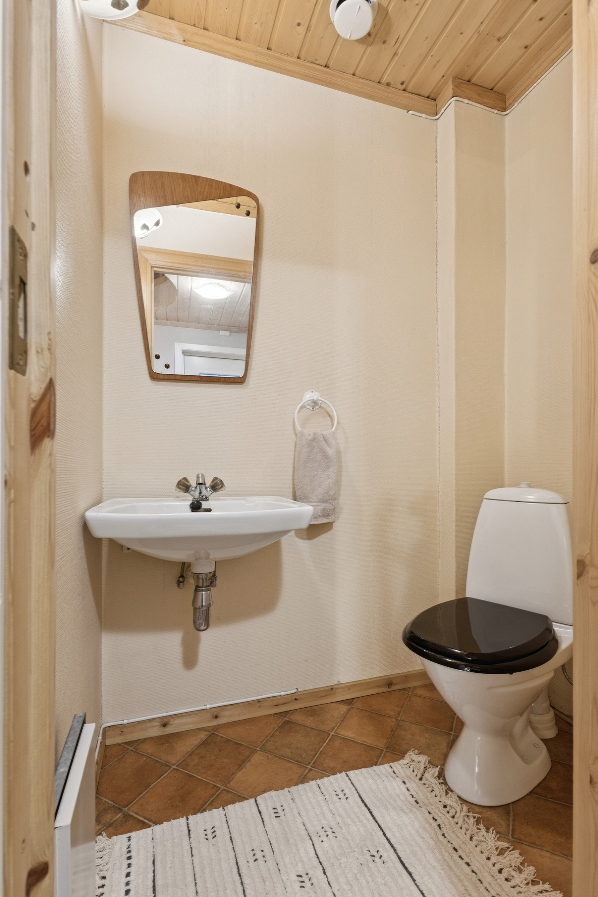 Toalettrom med adkomst fra entréen. Galleribilde