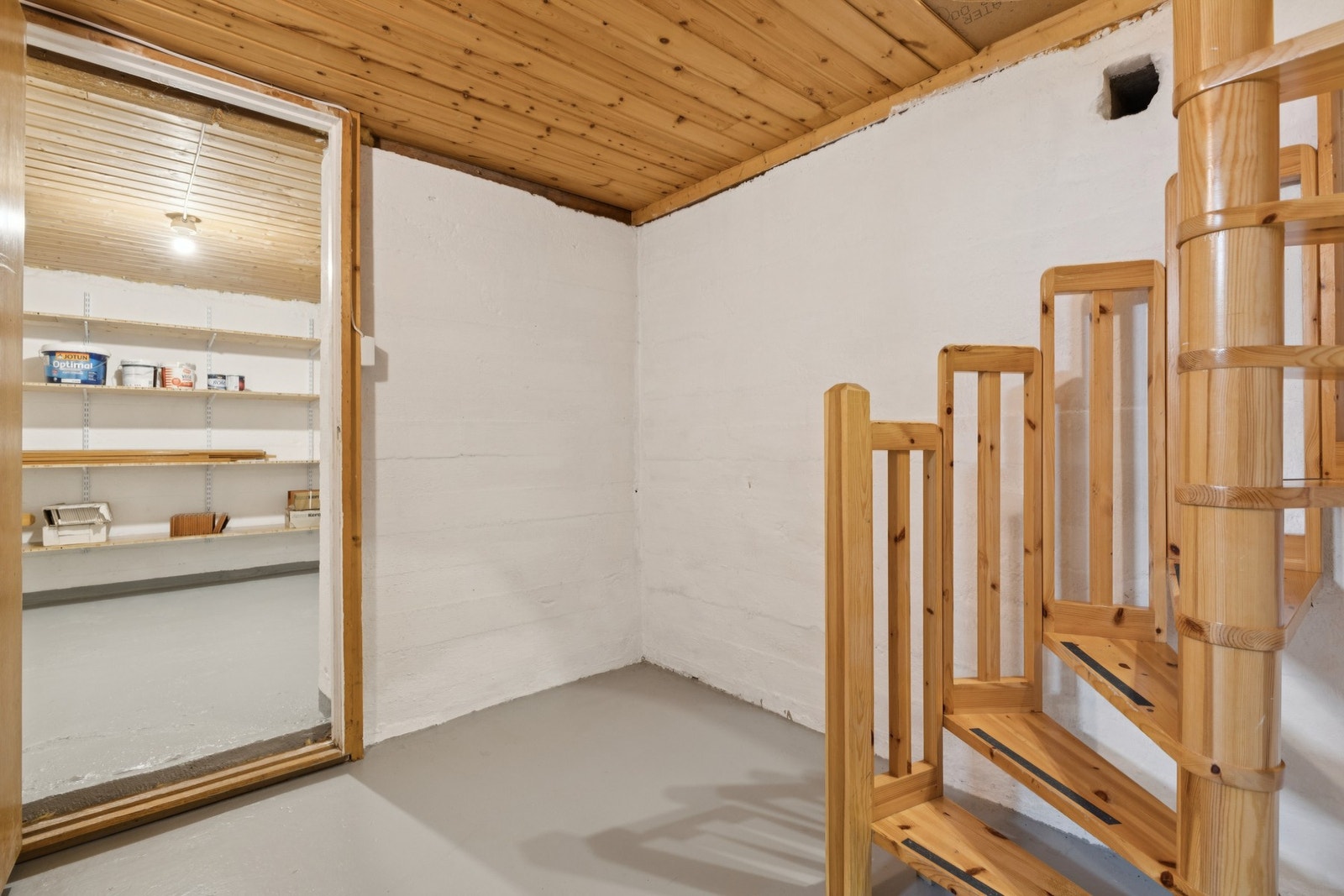 Kjelleren byr på rikelig med lagringsplass og mulighet for snekkerverksted. Galleribilde