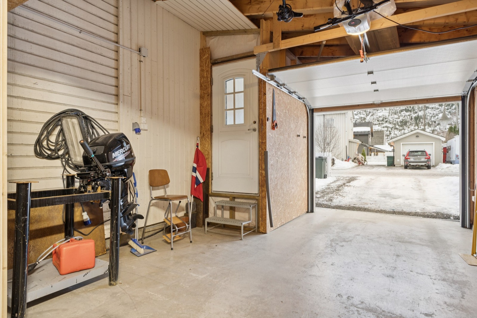 Her er den daglige garasjen med elektrisk port og dør ut til hovedinngangen. Galleribilde