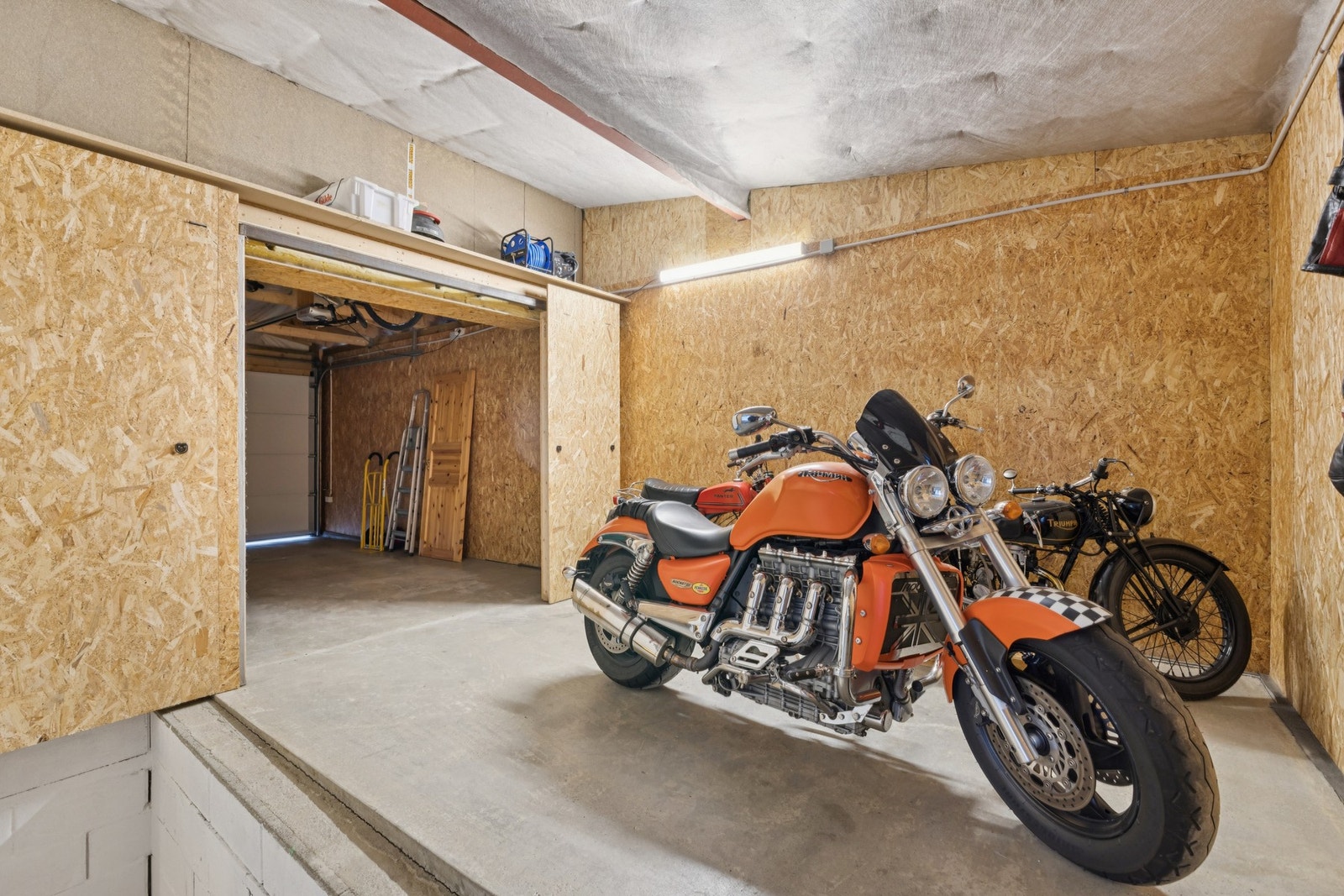 Denne delen av garasjen ble tilbygd for rundt 10 år siden, og fungerer i dag som en varmbod for hobby. Galleribilde