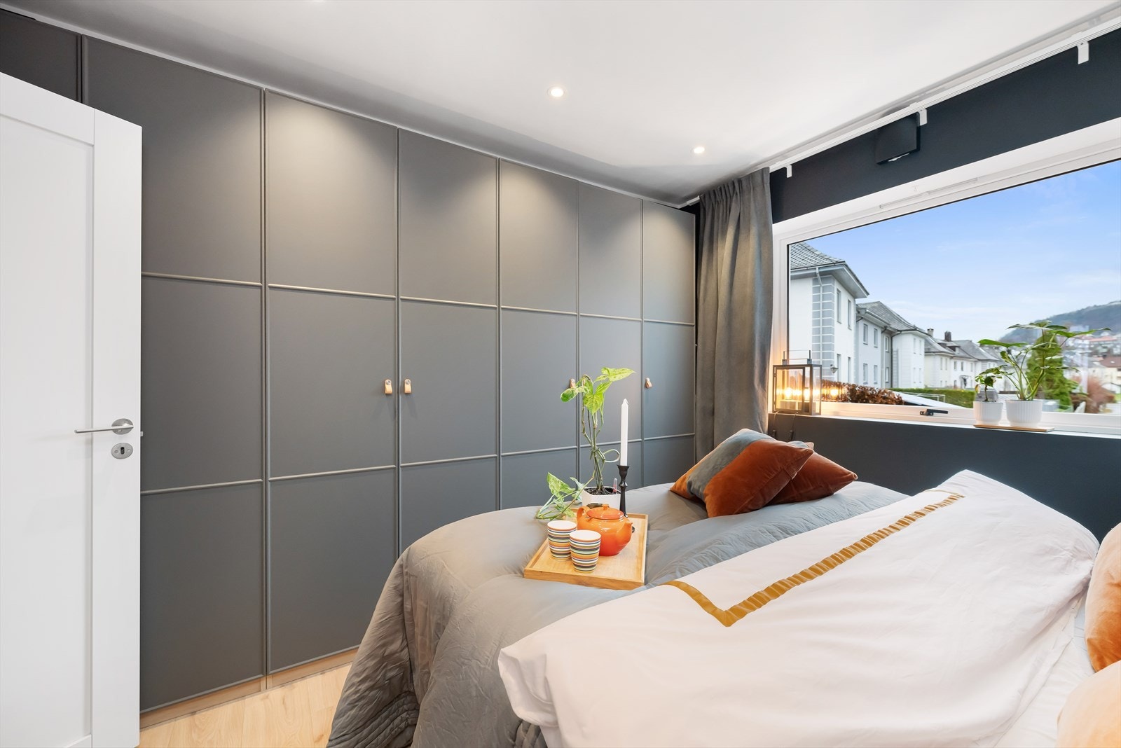 Her er det godt med oppbevaringsplass i garderobeskap langs den ene veggen. Galleribilde