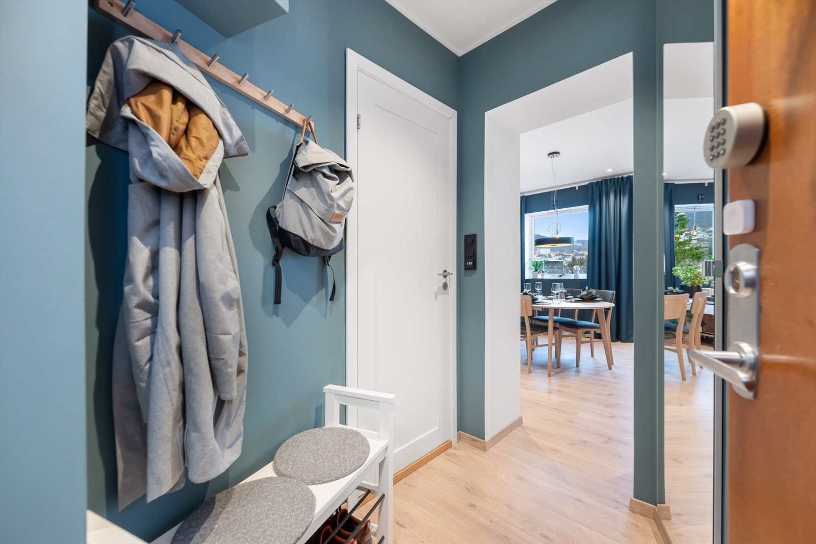 Leiligheten ønsker deg velkommen med en lys og innbydende entré. Galleribilde