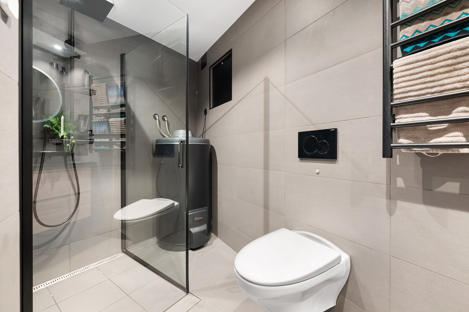 Badet ble betydelig oppgradert i 2020 med rør, avløp, varmekabler, varmtvannstank, innredning og flisarbeid Galleribilde