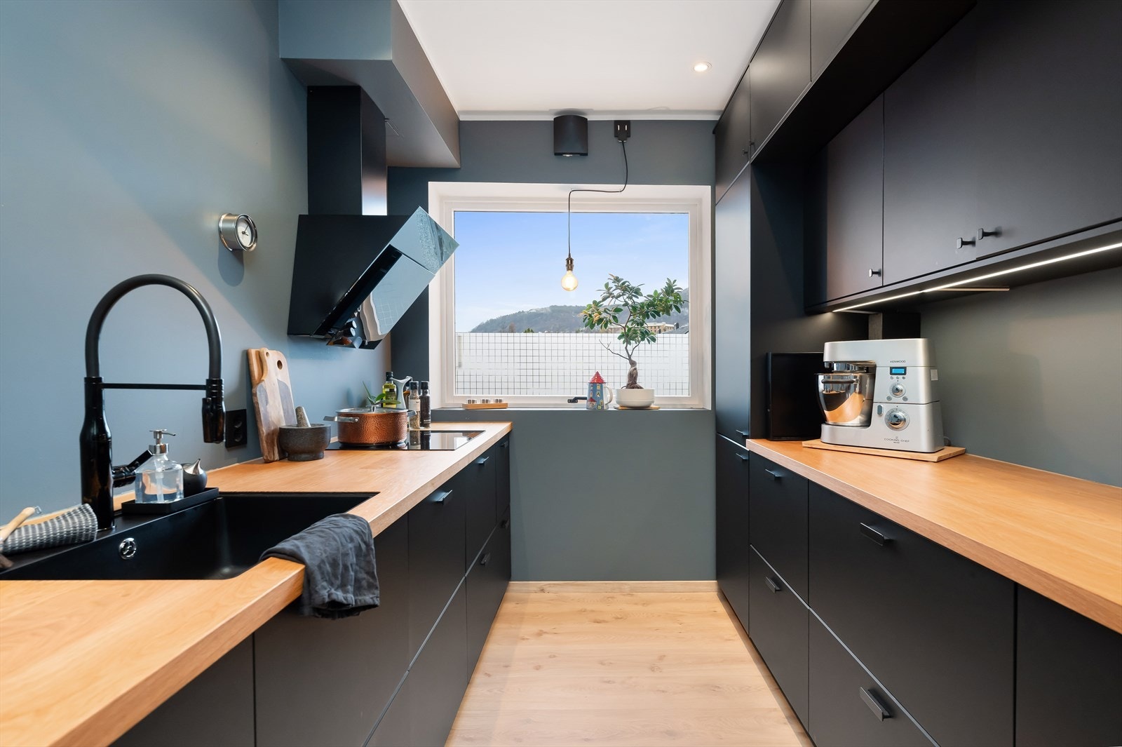 Ny kjøkkeninnredning fra 2020 - alle hvitevarer er integrert og medfølger handelen. Galleribilde