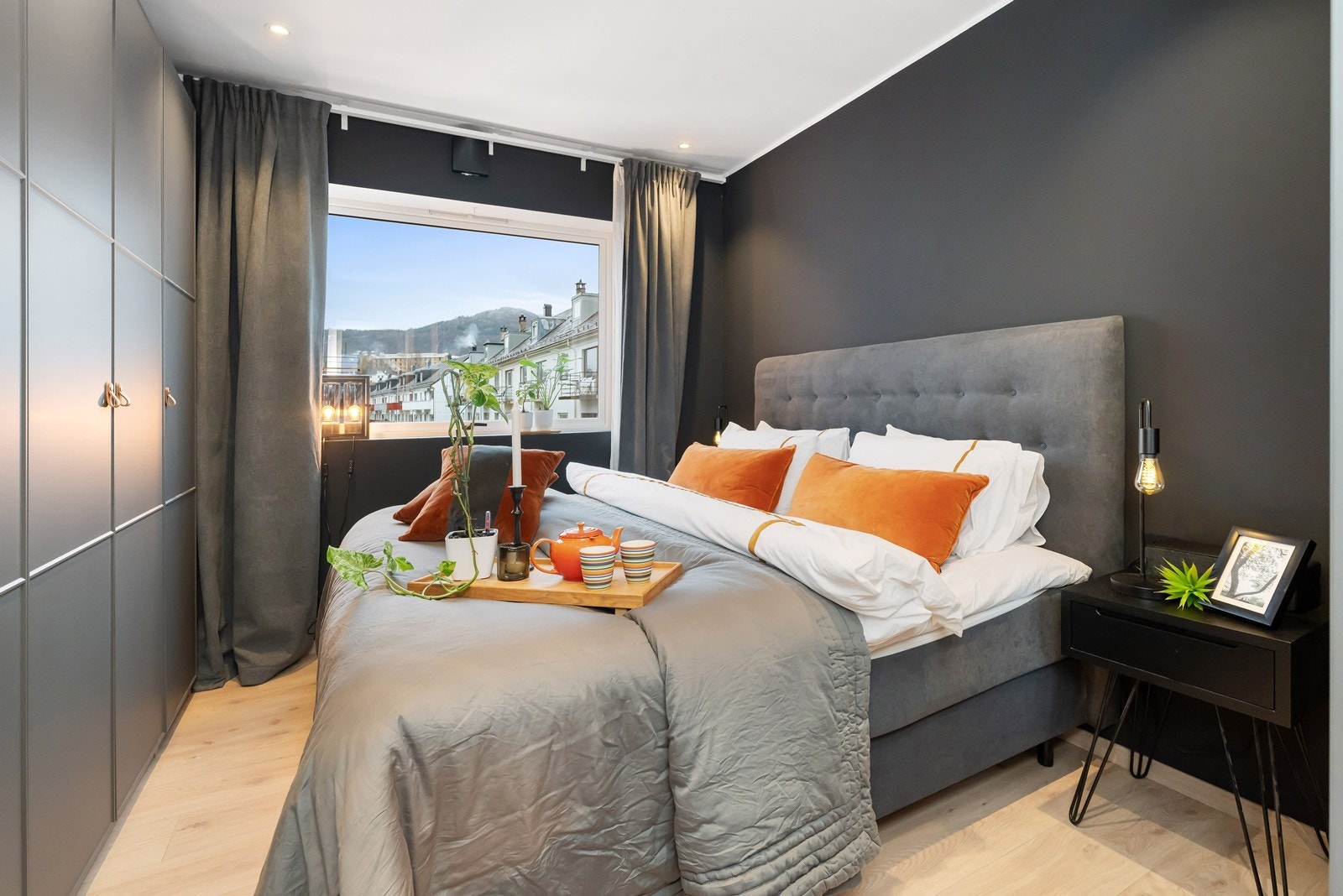 Hovedsoverommet fremstår lekkert og romslig, med plass til dobbeltseng og nattbord Galleribilde