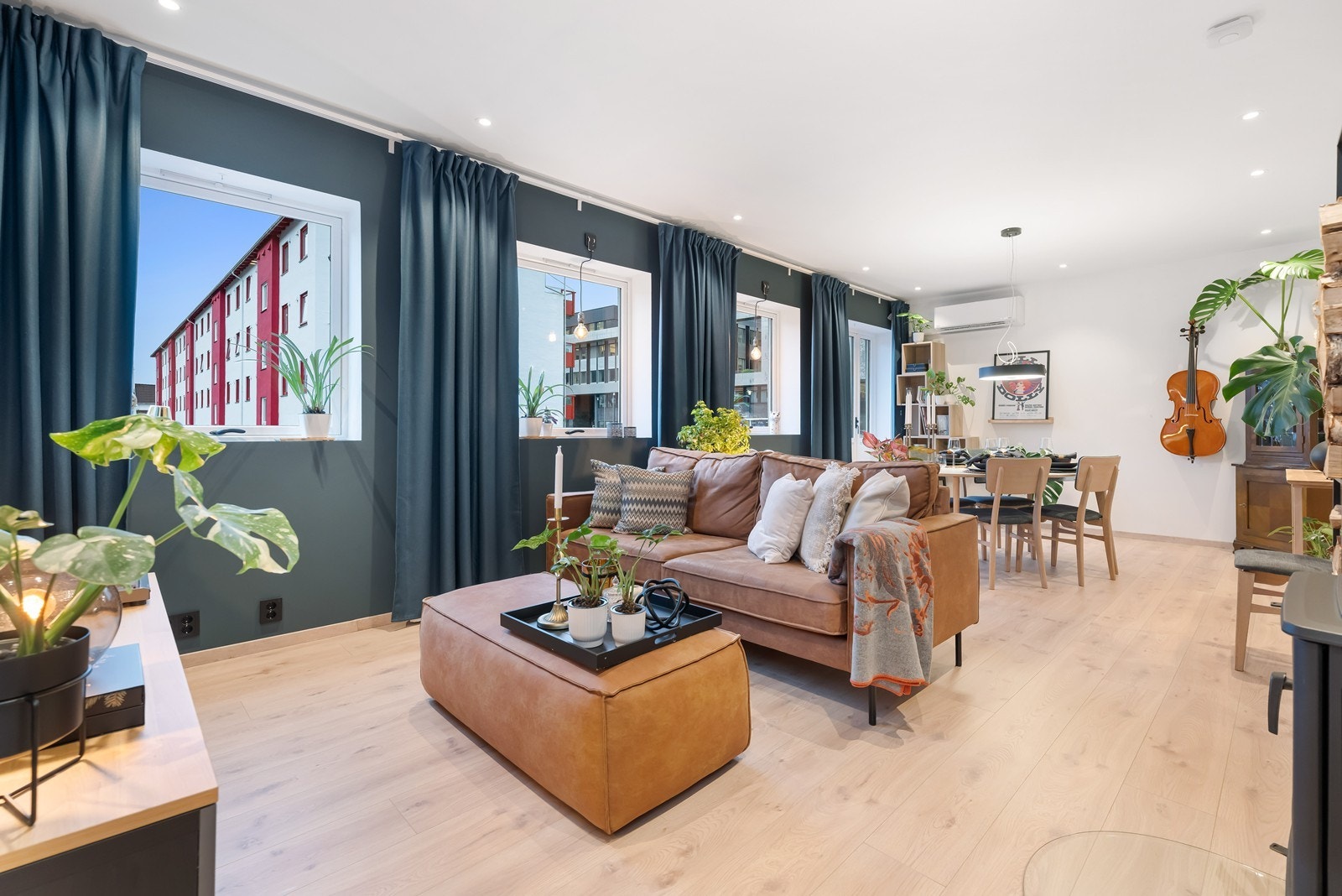 Stuen er innbydende og av god størrelse, med pent laminatgulv og spotter i himlingen Galleribilde