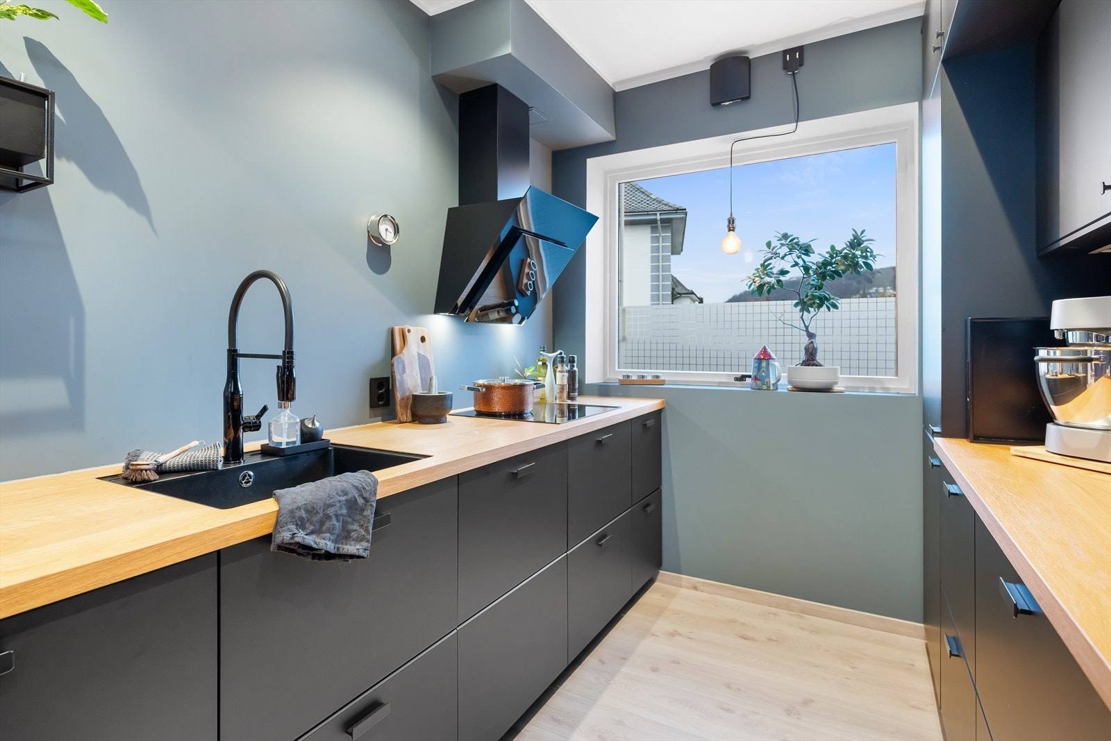 Vinduet gir naturlig lys og gjør kjøkkenet til en trivelig arbeidsplass Galleribilde