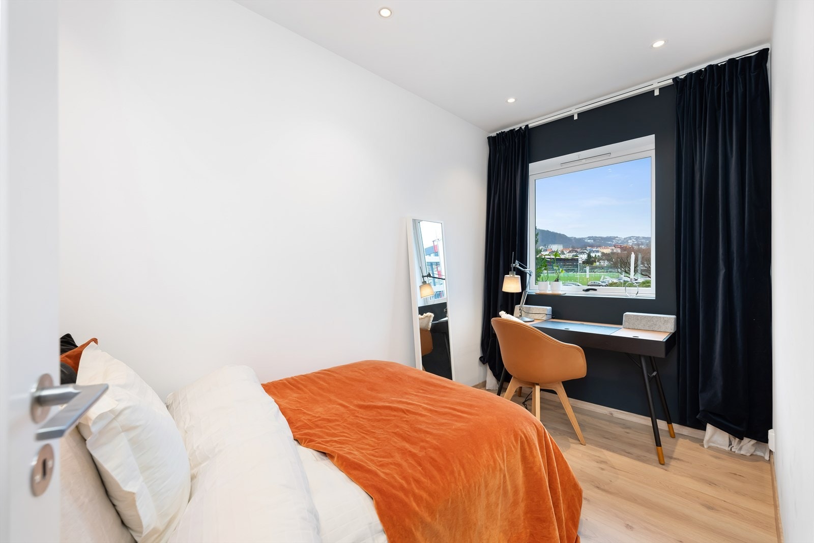 Soverom 2 er av noe mindre størrelse, og passer godt som gjesterom, hjemmekontor eller barnerom. Galleribilde