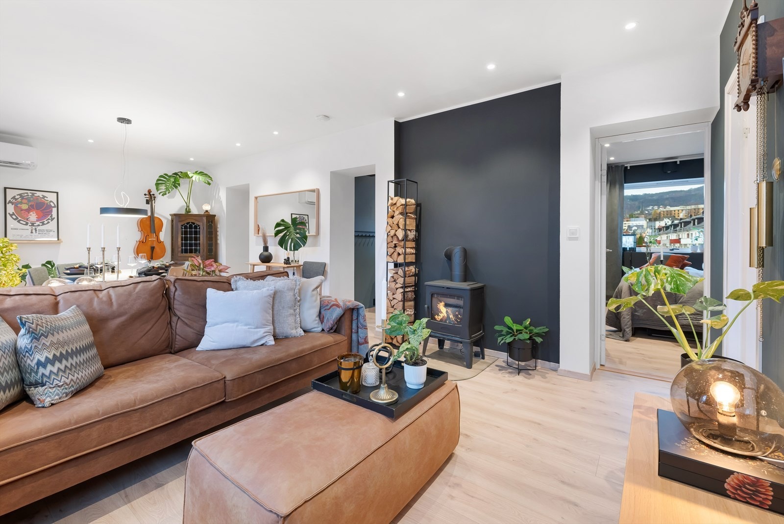 I stuen får du både vedovn og varmepumpe Galleribilde