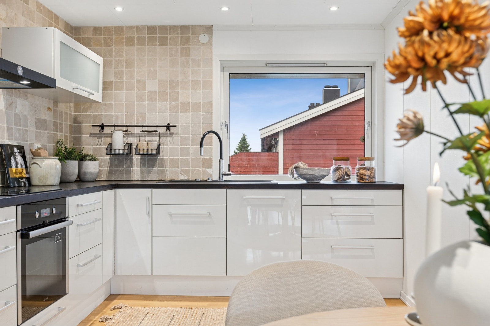 Kjøkkenet er av nyere dato og har fått tilstandsgrad 1 av takstmann. Galleribilde