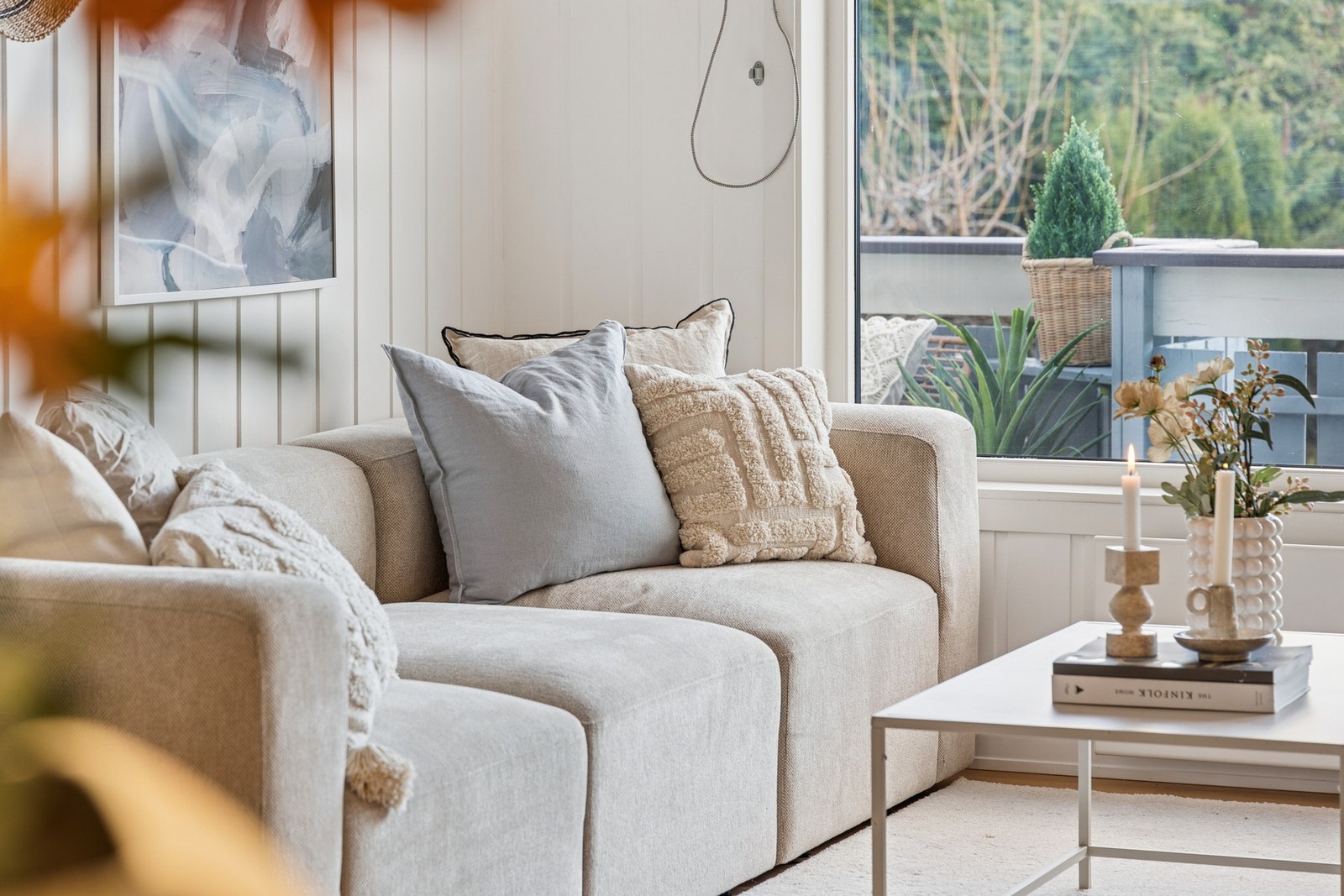 Stuen har store vindusflater ut mot balkongen som sørger for fint lysinnslipp. Galleribilde