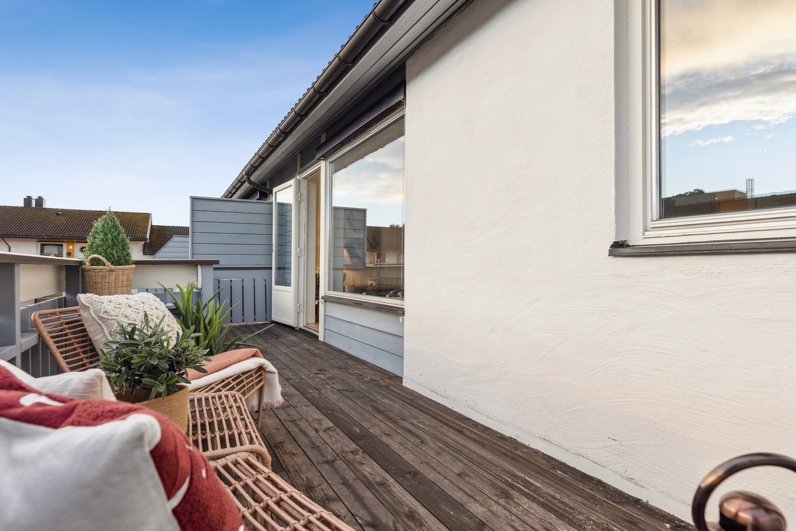 Levegger på terrassen sørger for lite innsyn samt god skjerming for vær og vind Galleribilde