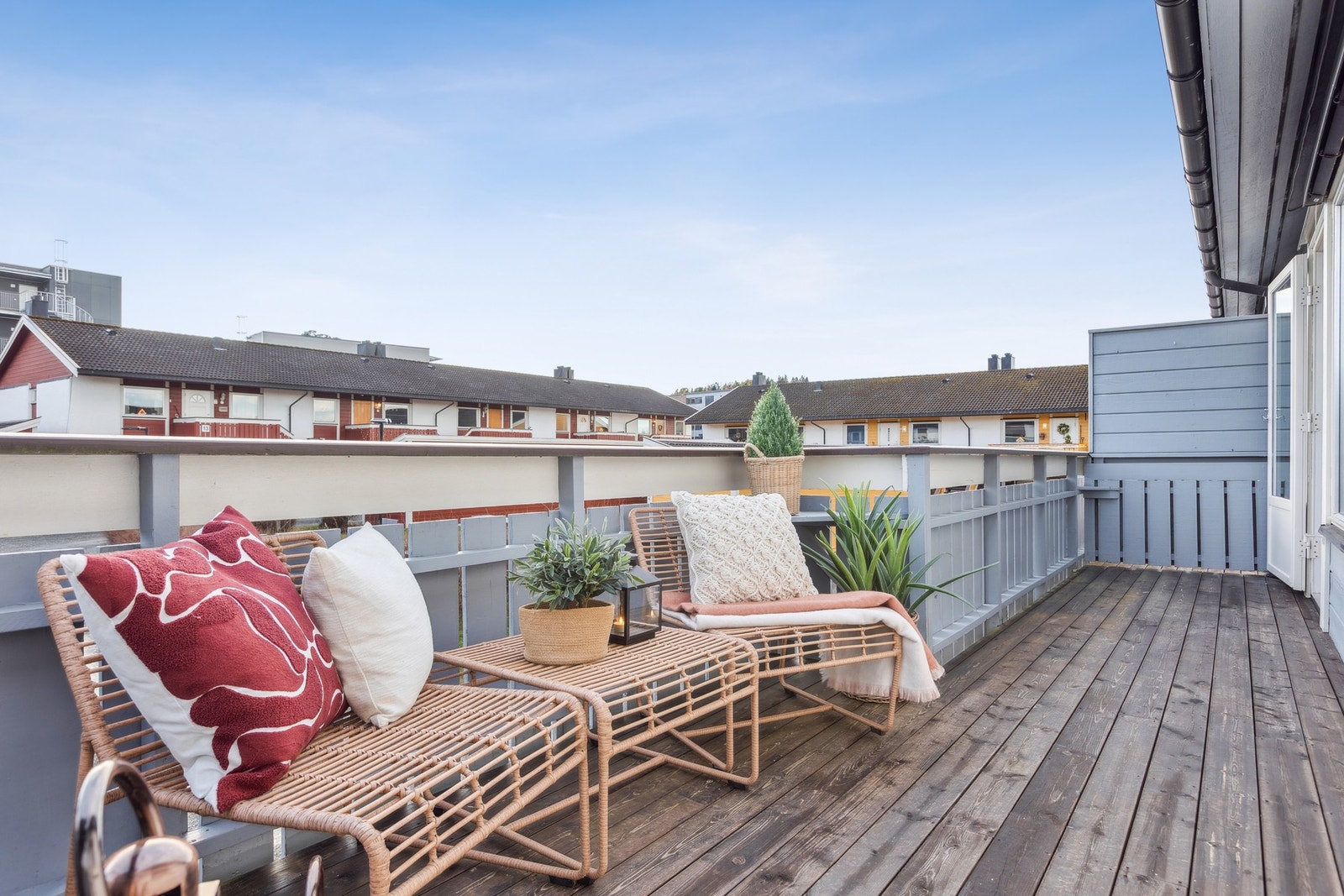 Stor terrasse på hele 12 kvm med ypperlige solforhold. Galleribilde