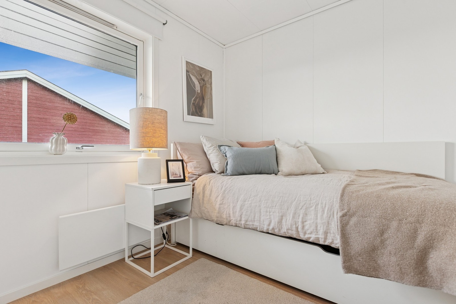 Begge soverommene har store vindusflater som slipper inn rikelig med naturlig lys og gir en god romfølelse. Galleribilde