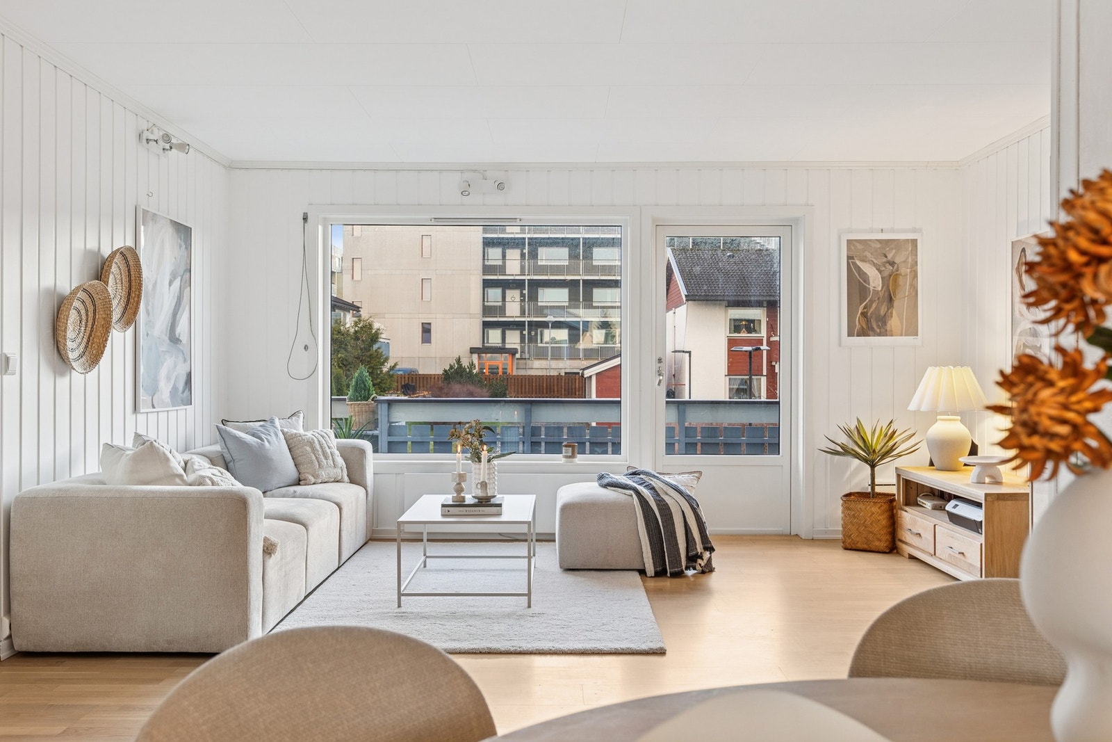 Stuen er malt i en lys, nøytral farge som gjør det lett å sette sitt personlige preg på rommet gjennom pynt og interiør. Galleribilde