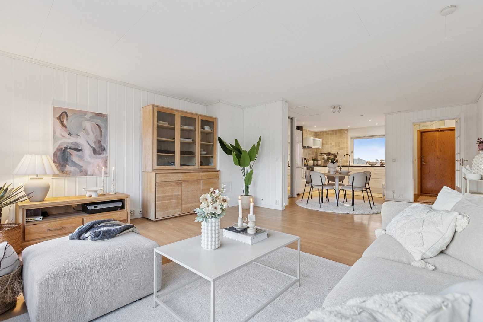 Leiligheten har en delvis åpen løsning mellom kjøkken og stue, med et samlet areal på 39,5 kvm. Galleribilde