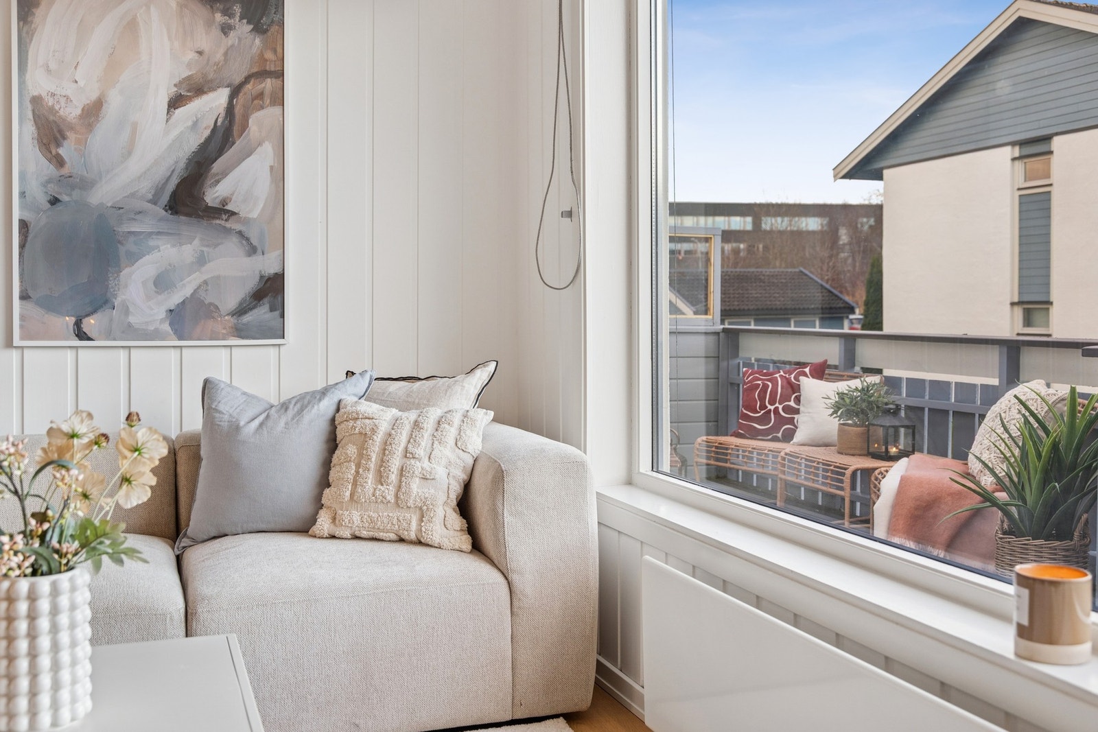 Omgivelsene er rolige og barnevennlige, og det er kort vei til dagligvare, bussholdeplass og turområder. Galleribilde