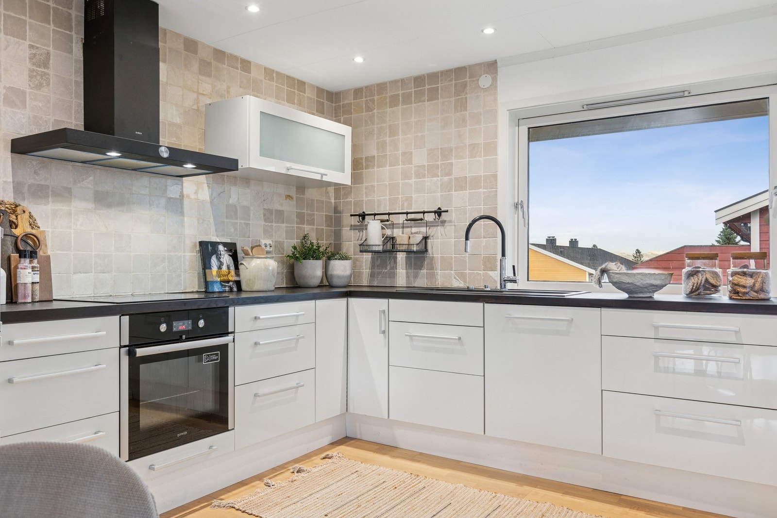 Det tidløse kjøkkenet har en praktisk utforming med mye oppbevaringsplass. Galleribilde