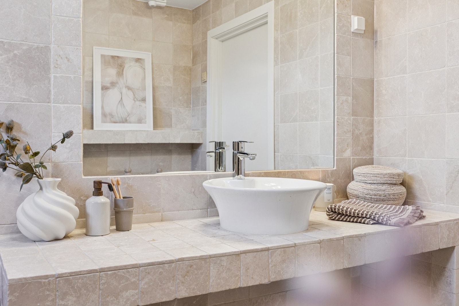 Badet er på 6 kvm og er flislagt på både vegger og gulv, med varmekabler i gulvet. Galleribilde