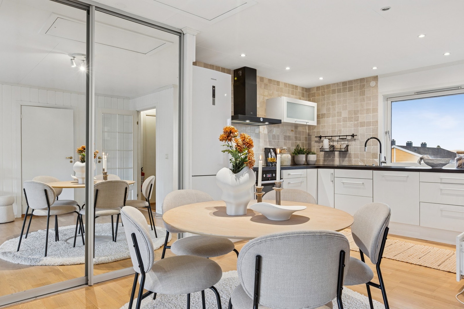 Spisebordet finner sin naturlige plass mellom kjøkken og stue. Galleribilde