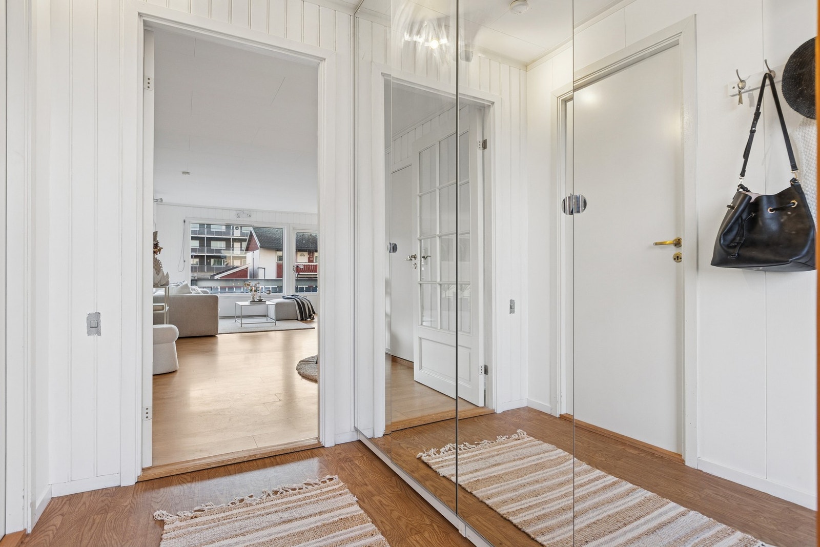 Gang/entreen har en stor garderobeløsning som gir svært gode oppbevaringsmuligheter. Galleribilde