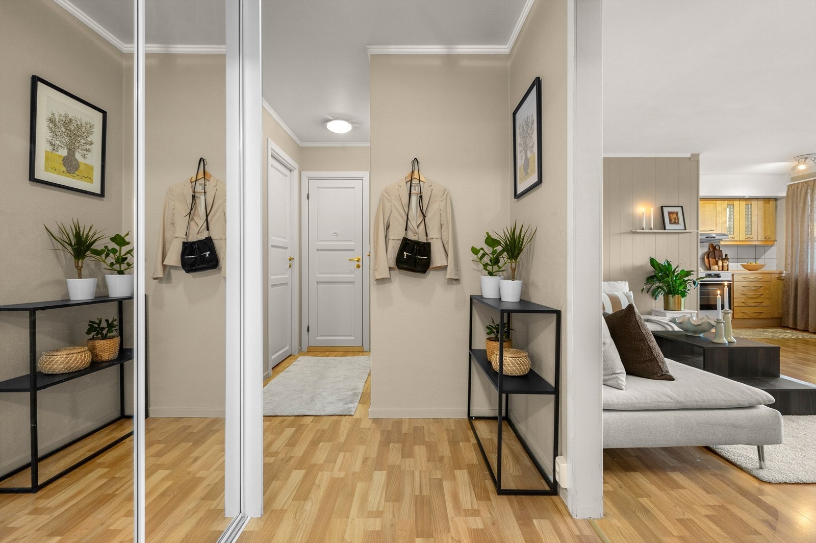 Romslig entré/gang med praktisk skyvedørsgarderobe med speilfronter Galleribilde