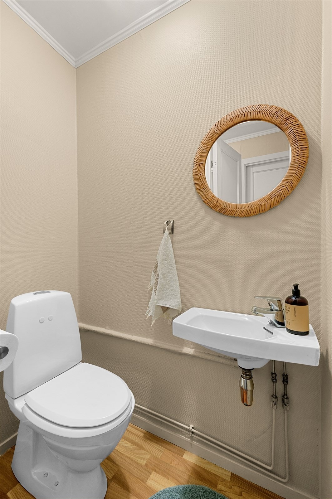 Toalettrom med servant Galleribilde