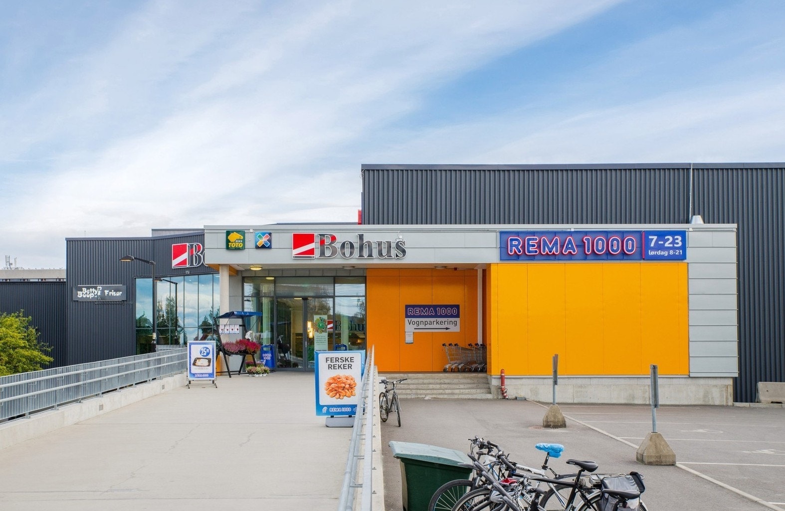 Nærhet til flere dagligvarebutikker, her Rema1000 Galleribilde