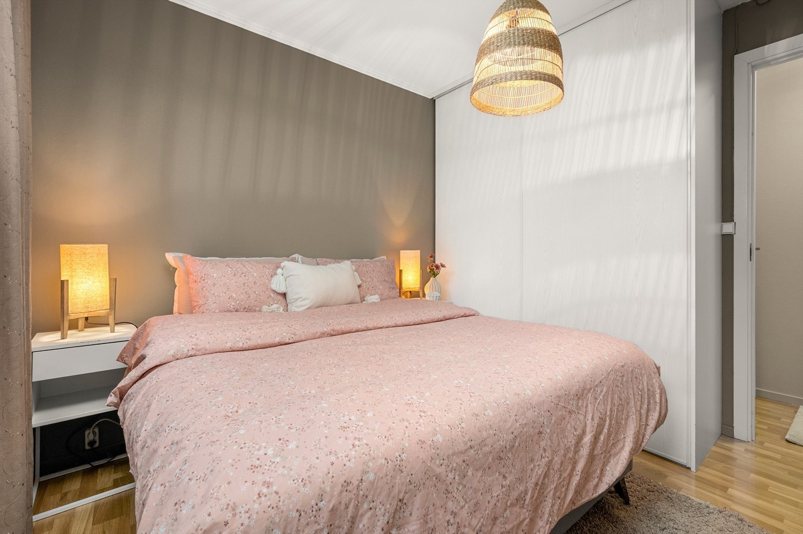 Begge soverom er utstyrt med skyvedørsgarderobe Galleribilde