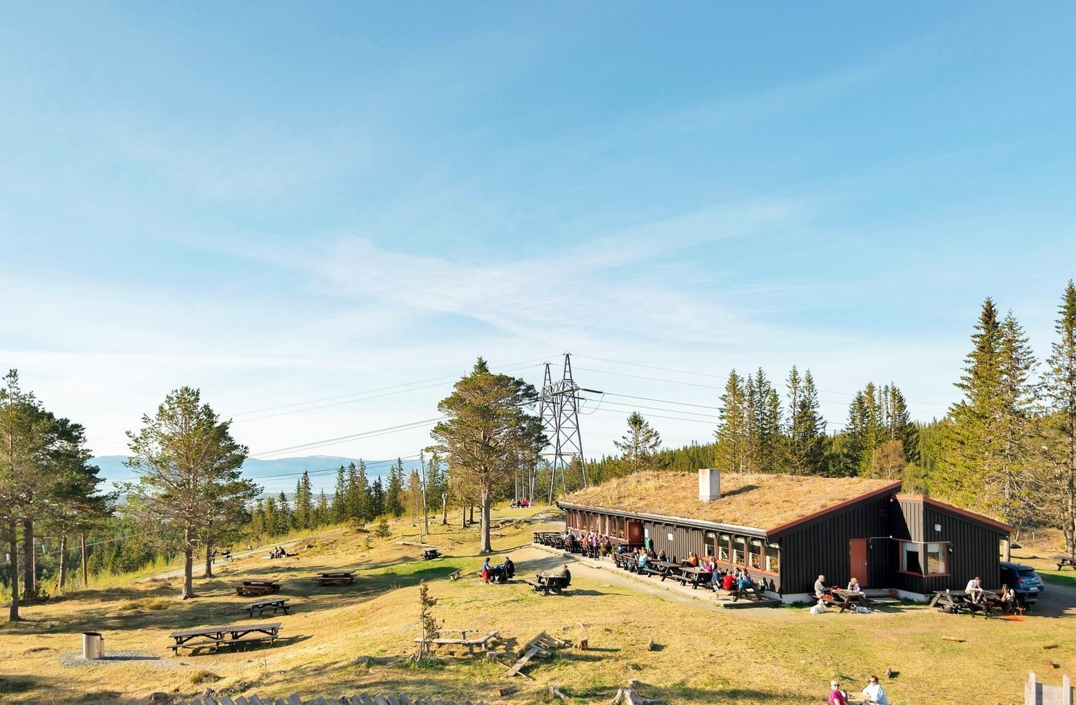 Estenstadhytta er et knutepunkt i naturskjønne Estenstadmarka. Hytta blir flittig brukt av mosjonister og aktive friluftsmennesker hele året da de fleste turstiene og skiløypene passerer hytta. Her serveres det kaffe, bakst, varm lusj og middag Galleribilde